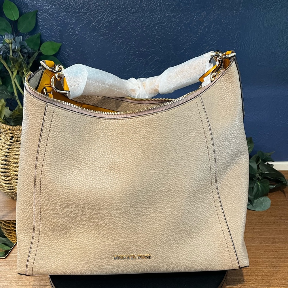 NWT Michael Kors Kimberly Tote & Pouch